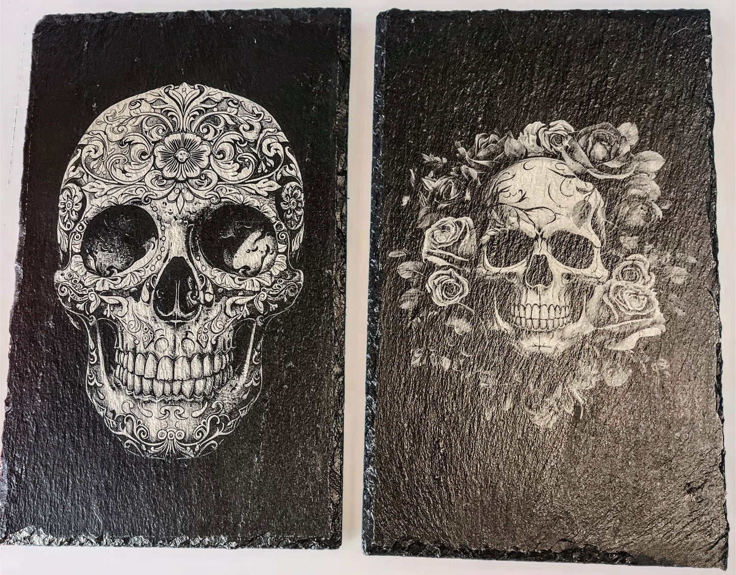 Plaque ardoise gravée tête de mort et rose