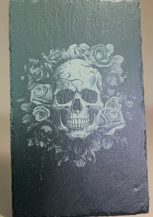 Plaque ardoise gravée tête de mort et rose